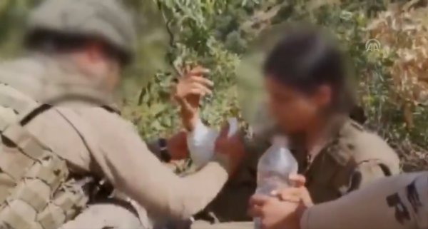 Mehmetçik, PKK'lı teröristin yarasını sardı