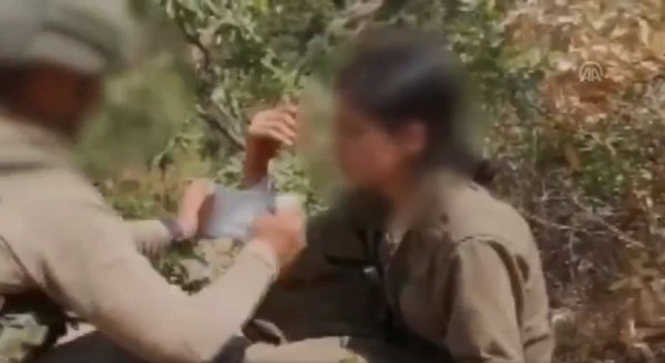 Mehmetçik, PKK'lı teröristin yarasını sardı